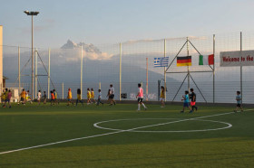 Студенты Beau Soleil Collège Alpin International играют в футбол