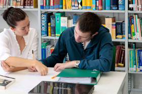 Студенты Brillantmont International School в библиотеке