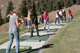 Студенты Brillantmont International School играют в гольф