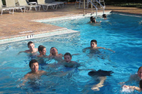 Студенты College du Léman в бассейне