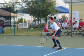 Студенты College du Léman играют в теннис