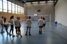 Студенты Ecole Nouvelle de la Suisse Romande играют в волейбол