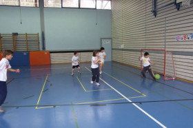 Студенты Ecole Nouvelle de la Suisse Romande играют в футбол