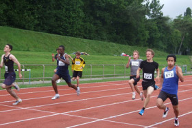 Студенты Ecole Nouvelle de la Suisse Romande занимаются бегом