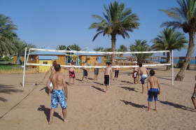 Студенты Ecole Nouvelle de la Suisse Romande играют в волейбол на пляже