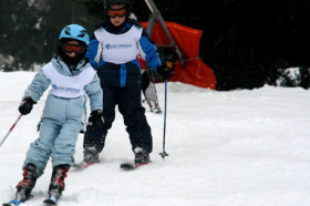 Студенты Ecole Nouvelle de la Suisse Romande катаются на лыжах