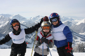 Студенты Ecole Nouvelle de la Suisse Romande катаются на лыжах