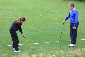 Студенты Institut Monte Rosa играют в гольф