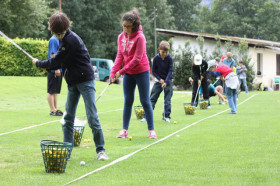 Студенты Institut Monte Rosa играют в гольф