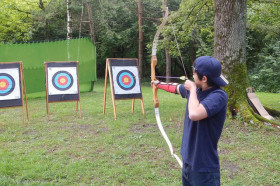 Студенты Institut Monte Rosa занимаются стрельбой из лука