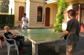 Студенты Institut Monte Rosa играют в настольный теннис