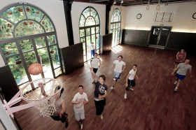 Студенты Institut auf dem Rosenberg играют в баскетбол