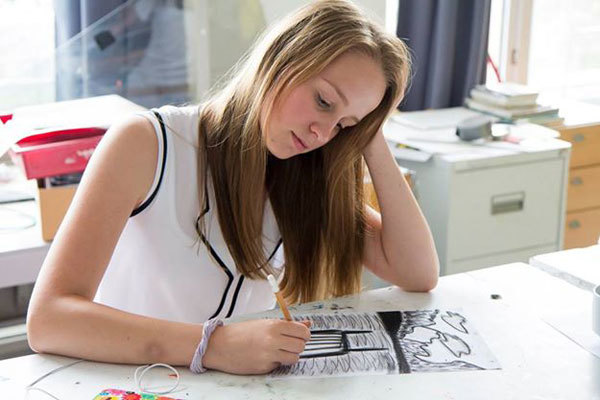 Студенты Leysin American School на занятиях рисунком
