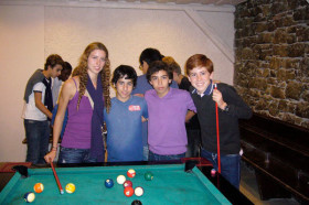 Студенты Leysin American School играют в бильярд