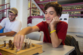 Студенты Leysin American School играют в шахматы