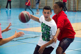 Студенты Leysin American School играют в баскетбол