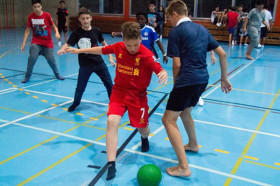 Студенты Leysin American School играют в футбол