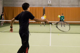 Студенты Leysin American School играют в теннис