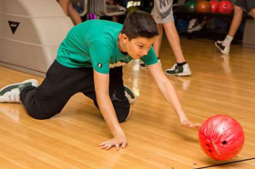 Студенты Leysin American School играют в боулинг