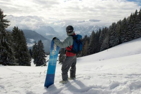 Студенты Leysin American School катаются на сноуборде