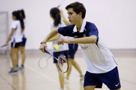 Студенты TASIS играют в бадминтон