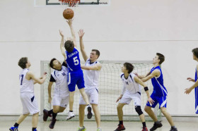 Студенты TASIS играют в баскетбол