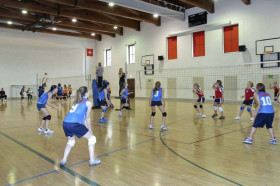 Студенты TASIS играют в волейбол