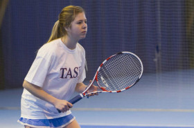 Студенты TASIS играют в теннис