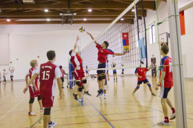 Студенты TASIS играют в волейбол