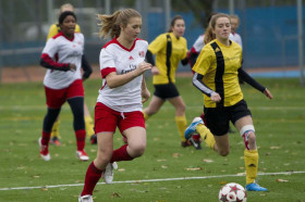 Студенты TASIS играют в футбол