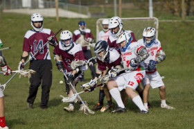 Студенты TASIS играют в лакрос