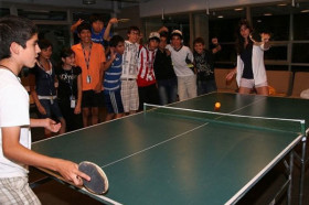 Студенты Bodwell High School Victoria играют в настольный теннис