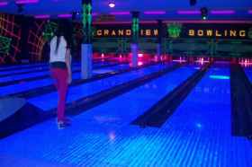 Студенты Bodwell High School Victoria играют в боулинг