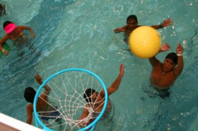 Студенты Bodwell High School Victoria в бассейне