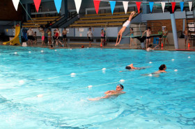 Студенты Bodwell High School Victoria в бассейне