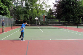 Студенты Bodwell High School Victoria играют в теннис