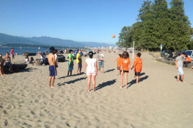 Студенты Bodwell High School Victoria играют в волейбол на пляже