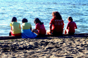 Студенты Bodwell High School Victoria на пляже