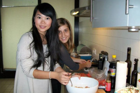 Студенты DID Deutsch-Institut Frankfurt на кухне