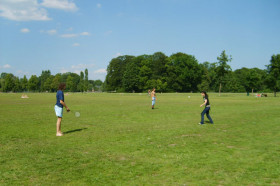 Студенты DID Deutsch-Institut Munich играют в бадминтон