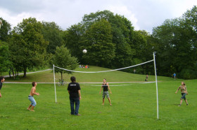 Студенты DID Deutsch-Institut Munich играют в волейбол