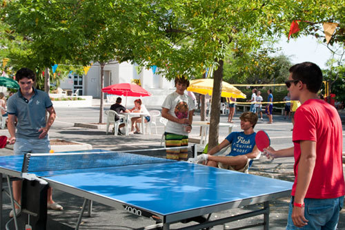 Студенты Center International d'Antibes Beaches играют в настольный теннис