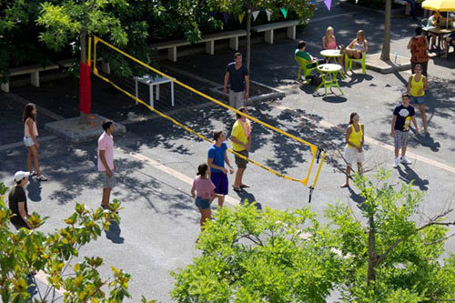 Студенты Center International d'Antibes Beaches играют в волейбол