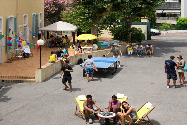 Студенты Center International d’Antibes Cannes играют в настольный теннис