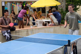 Студенты Center International d’Antibes Cannes играют в настольный теннис