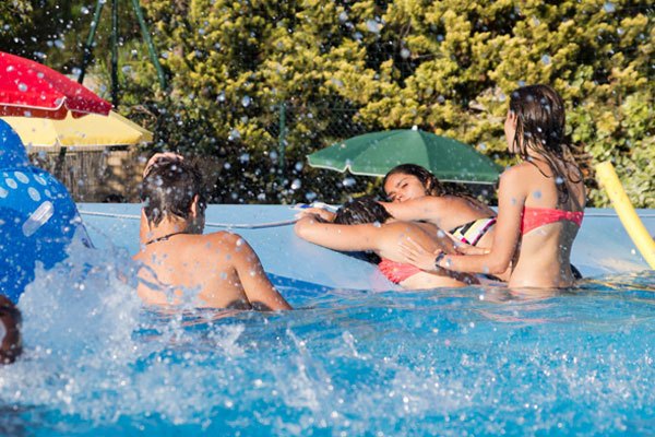 Студенты Center International d'Antibes в бассейне