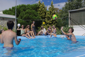 Студенты Center International d'Antibes в бассейне