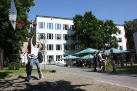 Студенты GLS Berlin College играют в баскетбол