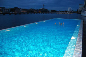 Студенты GLS Berlin College в бассейне