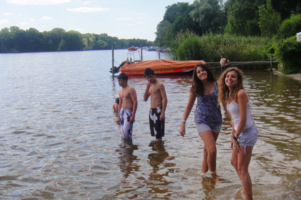 Студенты GLS Berlin Riverside на озере